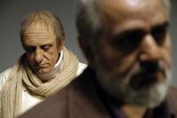 رضا کیانیان و پرویز پرستویی در نمایی از فیلم «پاداش سکوت»