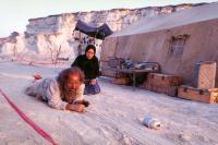 آزیتا حاجیان و پرویز پرستویی در نمایی از فیلم « روبان قرمز»