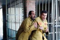 جمشید هاشم پور در نمایی از فیلم «پرواز از اردوگاه»