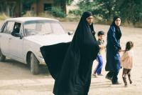 پریناز ایزدیار و طناز طباطبایی در نمایی از فیلم ویلایی ها